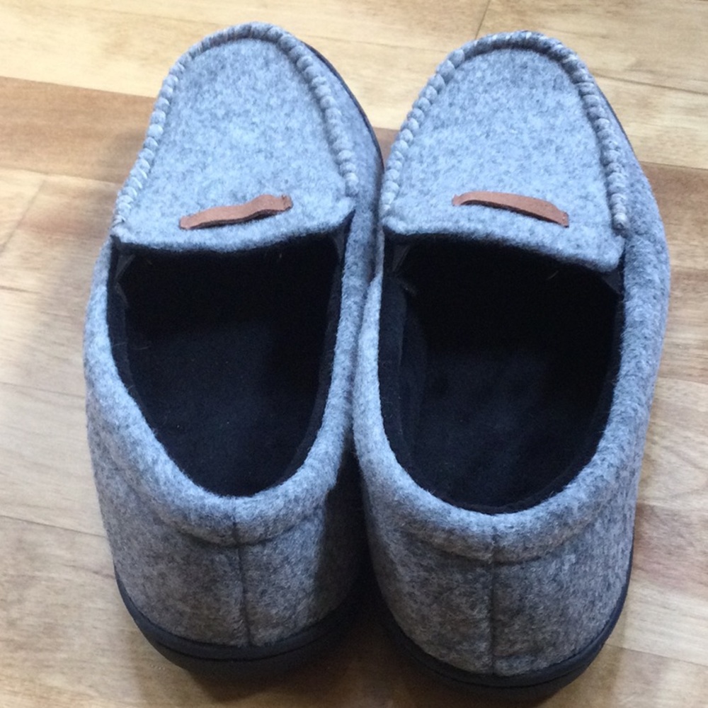 Nice men’s gray slippers size 8 - Picture 3 of 5